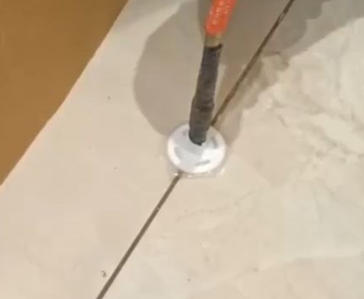 安塞瓷砖空鼓维修公司专业解答瓷砖在铺贴过程中，如果没有涂抹均匀到位的粘结材料（如水泥砂浆或瓷砖胶），可能会导致以下问题